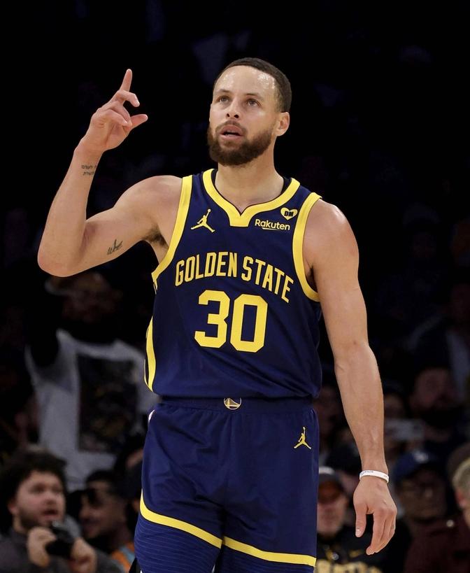 关于库里在拜仁比赛中战术调整，反败为胜引发热议！气势如虹延续的信息-欧博登录